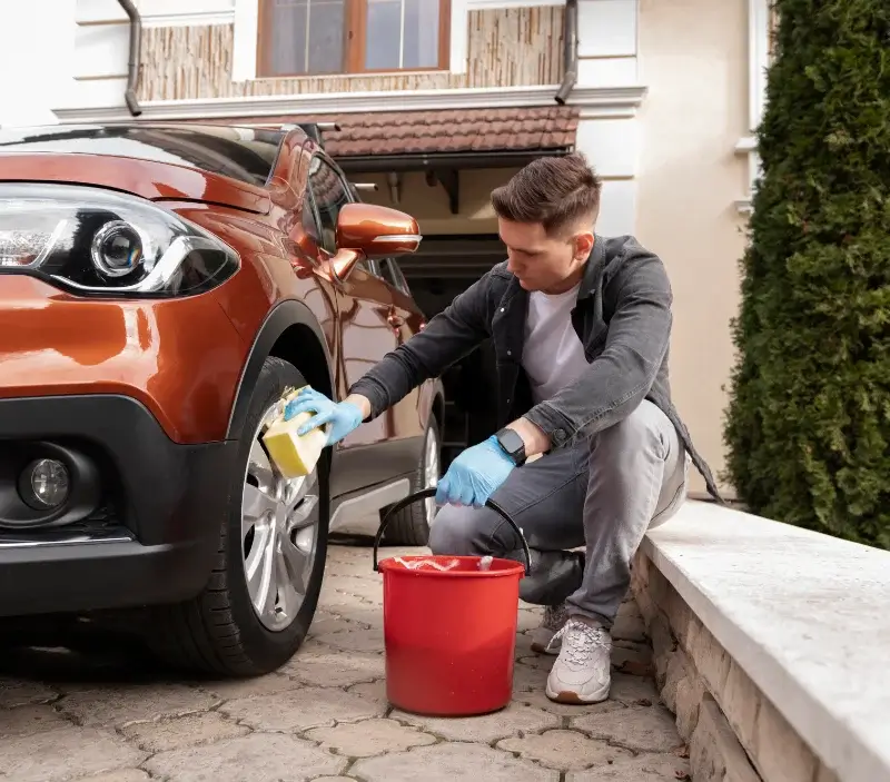 Lavage auto à domicile Vienne-en-Val : professionnel intervenant sur un véhicule